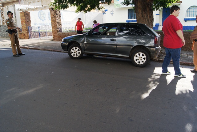CARRO COLIDE COM GOL ESTACIONADO E FOGE DO LOCAL