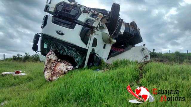 CAMINHÃO CARREGADO COM DEZ MIL LITROS DE COMBUSTÍVEL CAPOTA NA PR 151