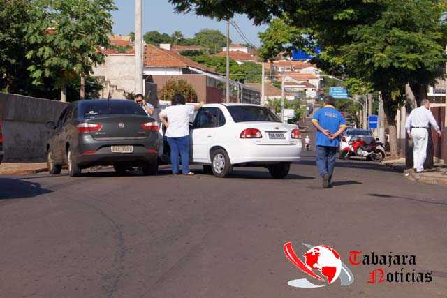 COLISÃO ENTRE DOIS CARROS NO CENTRO