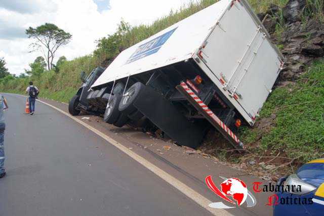 CAMINHÃO CARREGADO DE PEIXE TOMBA NA BR 153