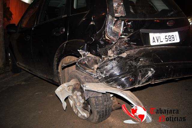MOTORISTA PERDE O CONTROLE E BATE EM CARRO ESTACIONADO