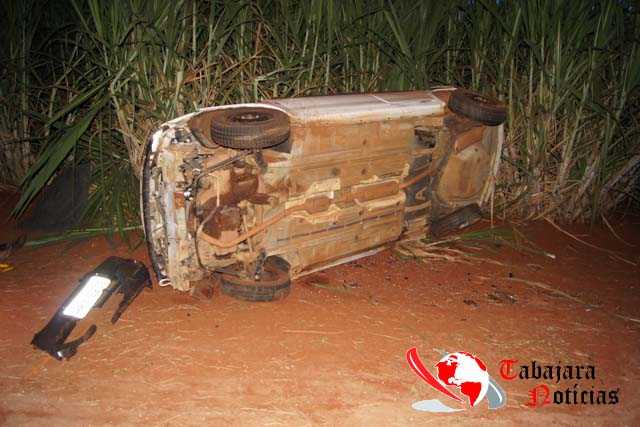 MULHER FICA FERIDA APÓS CAPOTAMENTO NA PR 431 ENTRE JACAREZINHO E CAMBARA