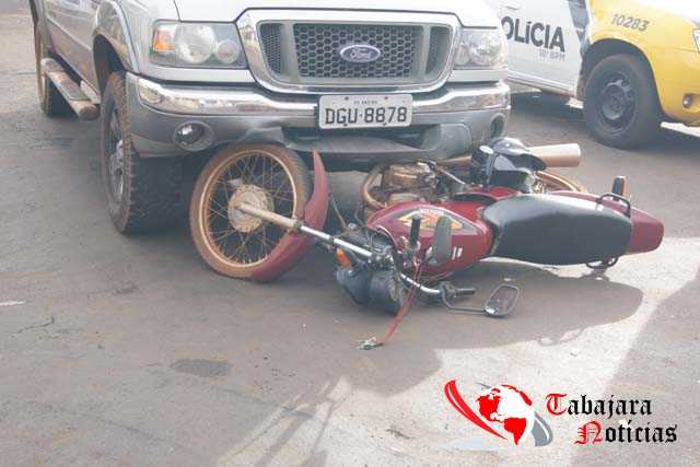 ACIDENTE ENTRE MOTO E CAMINHONETE DEIXA UM FERIDO NO CENTRO DE ANDIRÁ