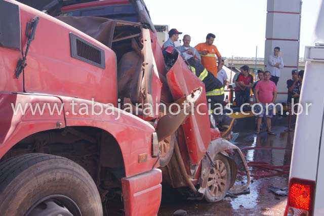 GRAVE ACIDENTE ENTRE DUAS CARETAS E UM CARRO DEIXA FERIDO GRAVE NA PRAÇA DE PEDÁGIO NA 369