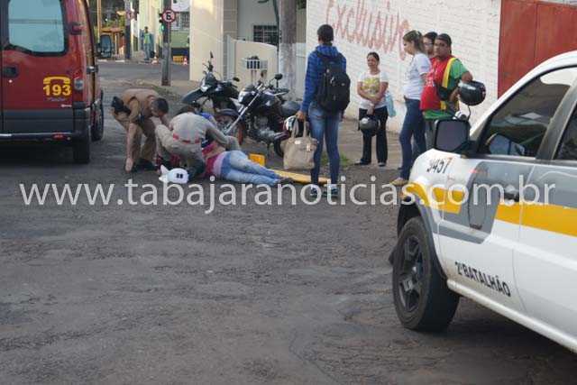 MOTOCICLISTA FICA FERIDA APÓS ATROPELAR CACHORRO NO CENTRO DE JACAREZINHO