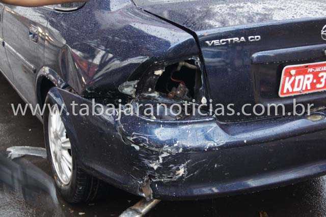 MOTORISTA PERDE O CONTROLE E BATE EM CARRO ESTACIONADO NA AV. MANOEL RIBAS