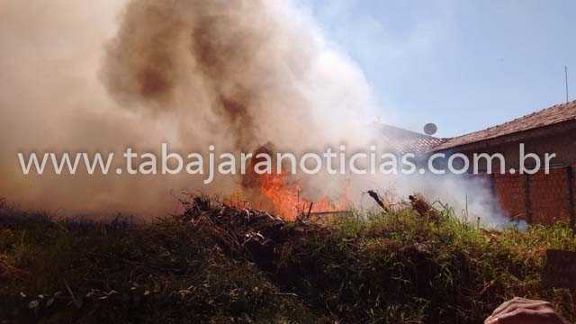 FOGO EM TERRENO BALDIO CAUSA TRANSTORNOS A MORADORES DA RUA RIO GRANDE