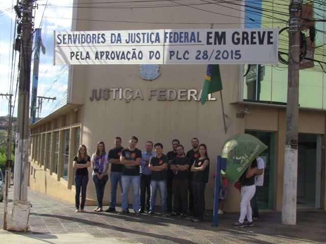 SERVIDORES DA JUSTIÇA FEDERAL EM GREVE REALIZAM DOAÇÃO DE FRALDAS AO ASILO