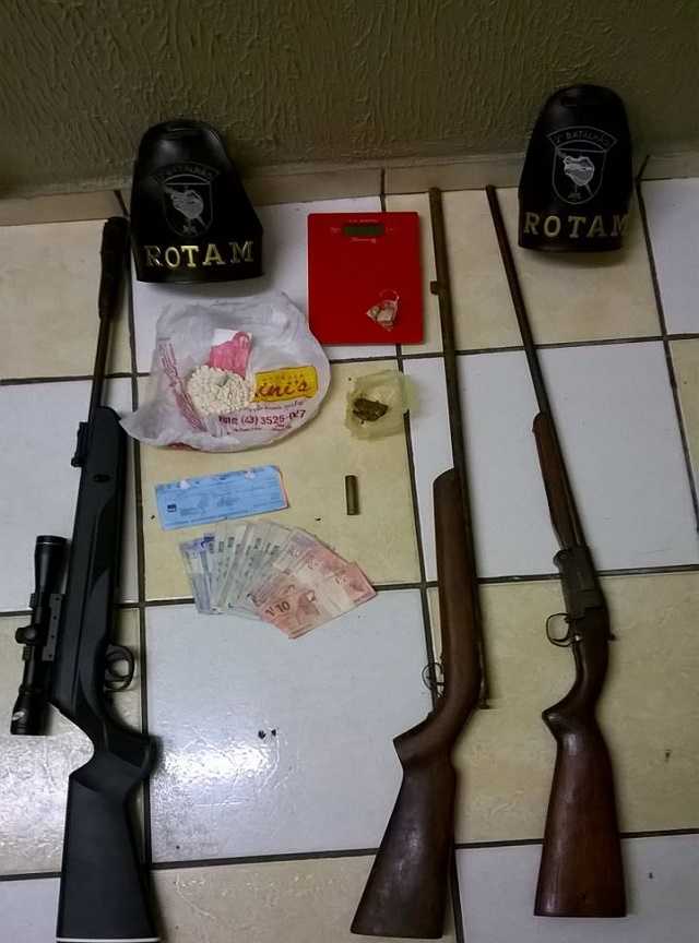 POLÍCIA MILITAR APREENDE DROGAS E ARMAS EM JACAREZINHO