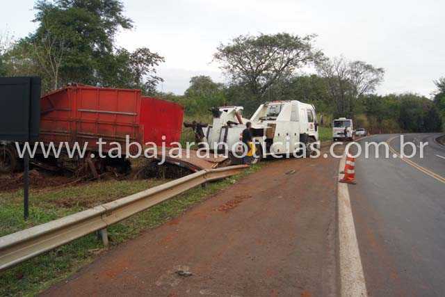 COMEÇA A RETIRADA DE CARRETA QUE CAIU EM RIBANCEIRA NO KM 34 DA BR 153