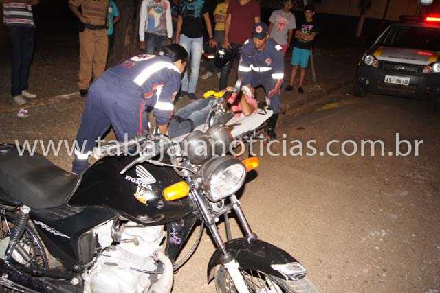 MOTOCICLISTA COLIDE COM PLACA AO DESVIAR DE BICICLETA NO CENTRO DE JACAREZINHO