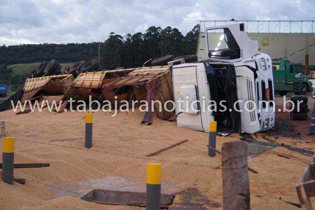 MOTORISTA TOMBA CARRETA BI TREM SEM FREIOS PARA NÃO CAUSAR TRAGÉDIA NA BR 153