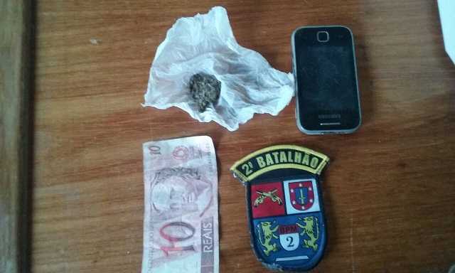 POLICIAIS MILITARES PRENDEM TRAFICANTE NA FRENTE DO COLÉGIO NO AEROPORTO