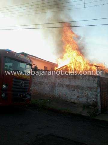 INCÊNDIO DESTRÓI CASA NO JARDIM ALVES