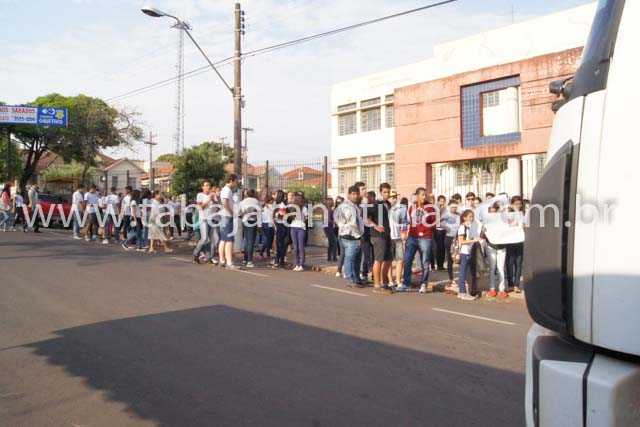 ALUNOS DO COLÉGIO ESTADUAL RUI BARBOSA FAZEM PROTESTO PELO TERMINO DAS OBRAS