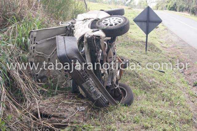 MORADOR DE RIBEIRÃO CLARO CAPOTA CARRO NA PR 431 EM JACAREZINHO