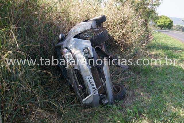MÃE E FILHA DE 13 ANOS SAEM ILESAS DE CAPOTAMENTO NA PR 431 ENTRE JACAREZINHO E RIBEIRÃO CLARO