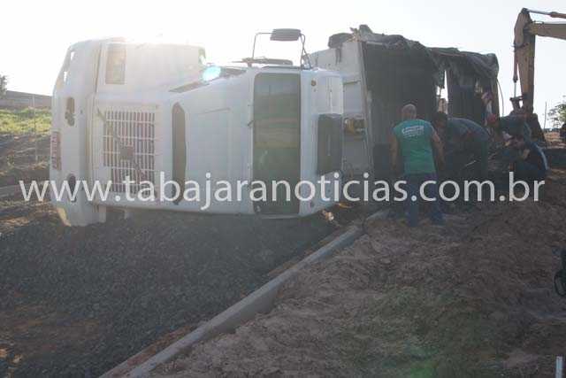CARRETA TOMBA AO DESCARREGAR CARGA DE PEDRAS NO PARQUE DOS MIRANTES