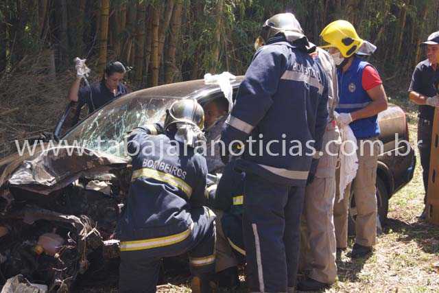 MOTORISTA FICA GRAVEMENTE FERIDO EM ACIDENTE ENTRE CARRO E BI TREM NO KM 36 DA BR 153