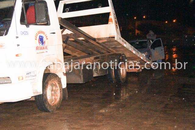CARRO CAPOTA NA ENTRADA DO PANORAMA DEVIDO A CHUVA E VENTO FORTE EM JACAREZINHO