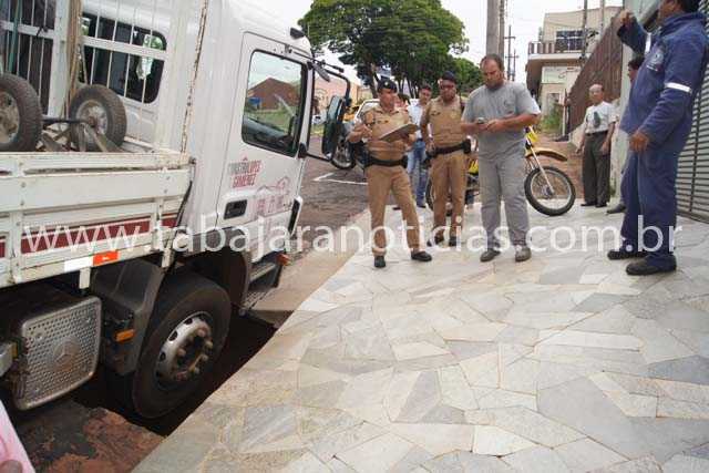 CAMINHÃO AFUNDA EM BURACO NA AVENIDA MANOEL RIBAS NO CENTRO DE JACAREZINHO