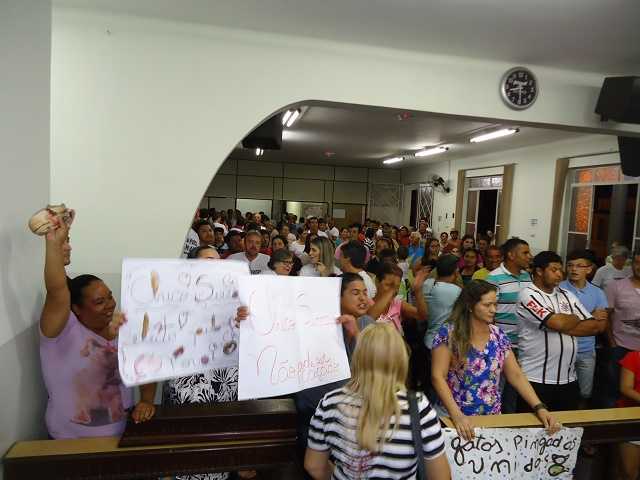 SESSÃO É INTERROMPIDA POR TUMULTUO APÓS VEREADORES VOTAREM CONTRA CASSAÇÃO DE XICO SERRAIA