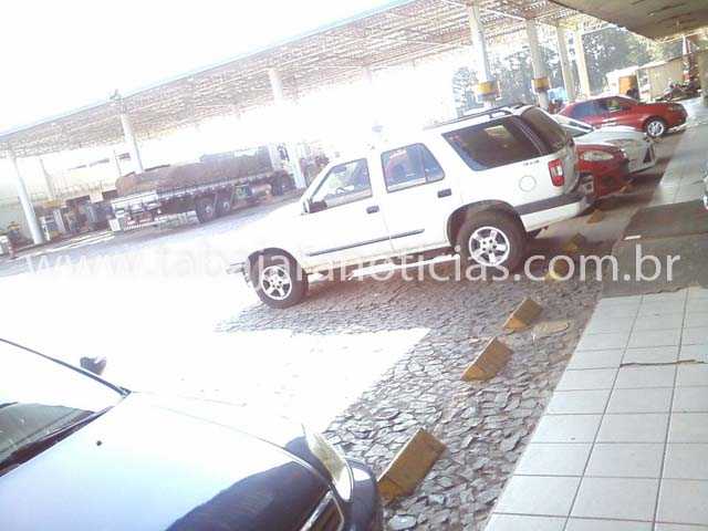 DENUNCIA “CAMINHONETE DE PREFEITURA ESTÁ ABANDONADA EM POSTO DE GASOLINA A MAIS DE DEZ DIAS APÓS SOFRER ACIDENTE