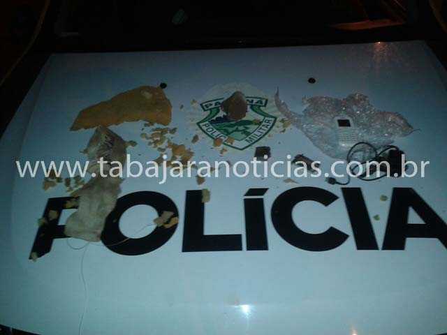 POLICIAIS MILITARES ENCONTRAM CELULAR E DROGAS JOGADAS NA COBERTURA DA DELEGACIA DE JACAREZINHO