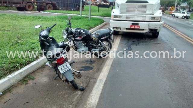 ACIDENTE ENTRE DUAS MOTOS E CAMINHÃO EM SEMÁFORO DEIXA DOIS FERIDOS NA BR 153