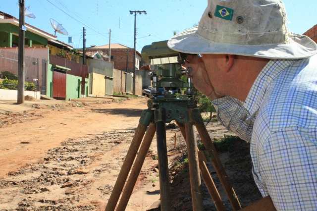 Levantamento topográfico foi realizado em todas as ruas do bairro