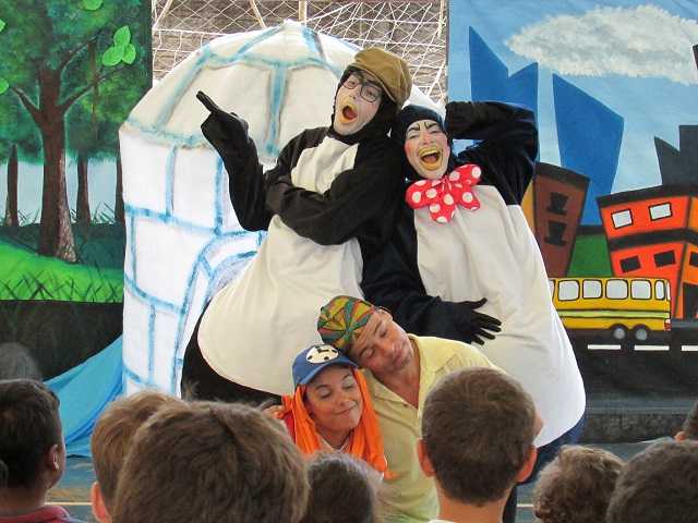 Espetáculo teatral visita crianças de Carlópolis