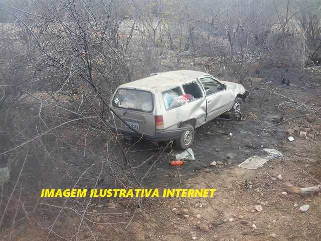 CARRO DO ASILO SÃO VICENTE CAPOTA NA PR 431 ENTRE JACAREZINHO E RIBEIRÃO CLARO