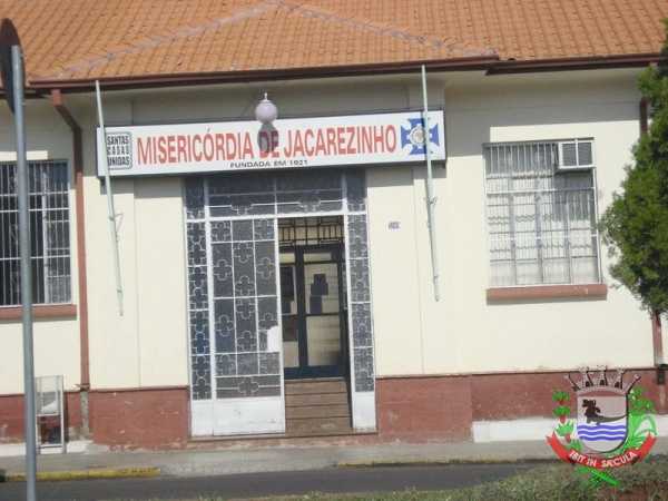 PACIENTE FILMA DEMORA NO ATENDIMENTO DE HOMEM COM FERIMENTO NO PÉ E SANGRANDO MUITO NA SANTA CASA DE JACAREZINHO