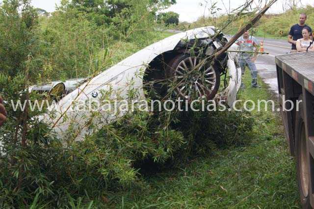 BMW RODA NA PISTA E CAI EM RIBANCEIRA NO KM 27 DA BR 153 EM JACAREZINHO