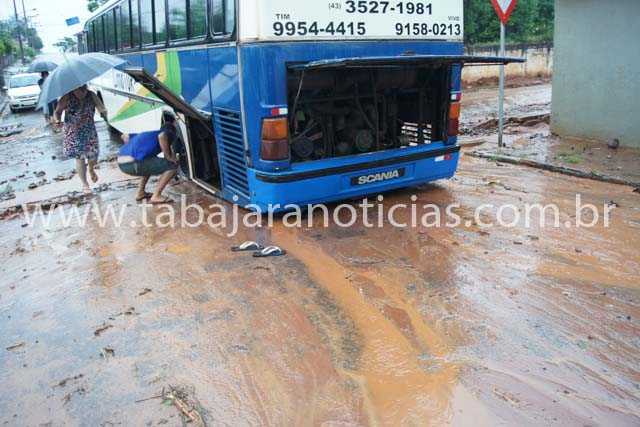ÔNIBUS FICA ATOLADO EM BURACO NA RUA MINAS GERAIS EM JACAREZINHO