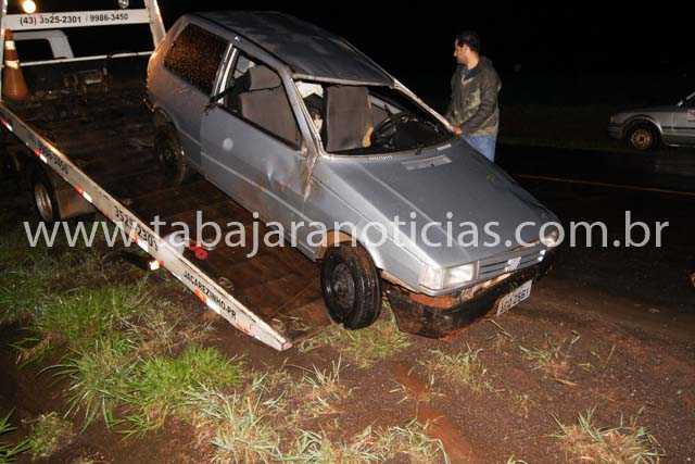 CARRO CAPOTA COM QUATRO ADULTOS E UM BEBÊ NA PR 431 EM JACAREZINHO