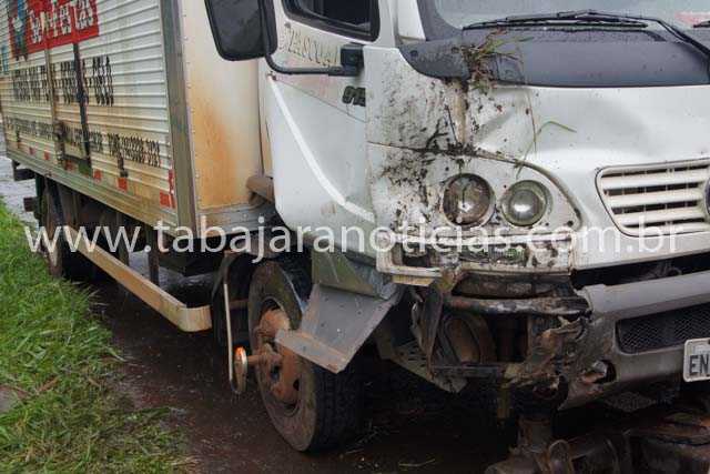 CAMINHÃO RODA NA PISTA E BATE EM PAREDÃO NA PEDRA CRIMINOSA NA BR 153