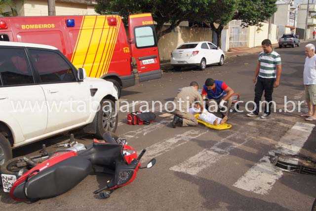 ACIDENTE ENTRE MOTO E CARRO DEIXA MULHER FERIDA NO CENTRO DE JACAREZINHO