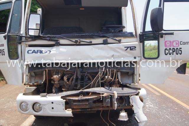 MOTORISTA FICA PRESO NAS FERRAGENS APÓS COLISÃO TRASEIRA ENTRE DOIS CAMINHÕES NA BR 369