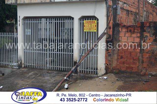 CAMINHONETE DE ENTREGA DE LOJA DE MOVEIS ENROSCA EM FIOS E DERRUBA POSTE DE RESIDENCIA NA VILA MARIA