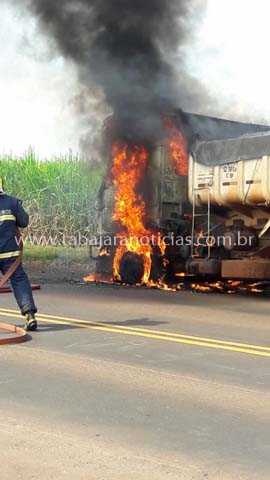 CAMINHÃO FICA DESTRUÍDO APÓS PEGAR FOGO NA PR 431