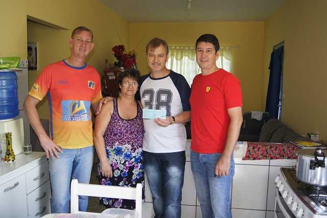 PROPRIETÁRIOS DA REDE DE POSTOS JACARÉ ENTREGAM CHEQUE DA CAMPANHA ABASTEÇA E DOE EM PROL DE PEDRO HENRIQUE