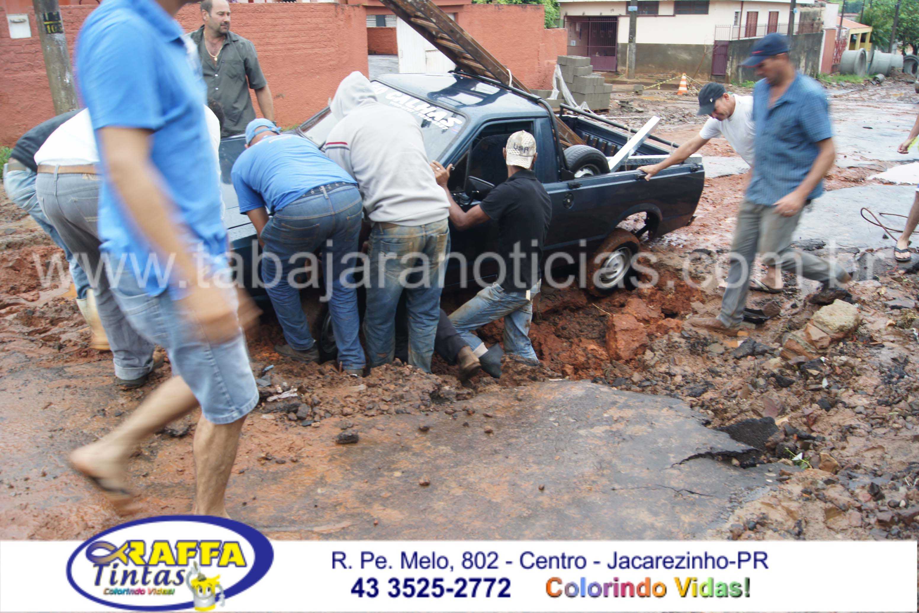 CARRO AFUNDA EM BURACO NA RUA MINAS GERAIS EM JACAREZINHO