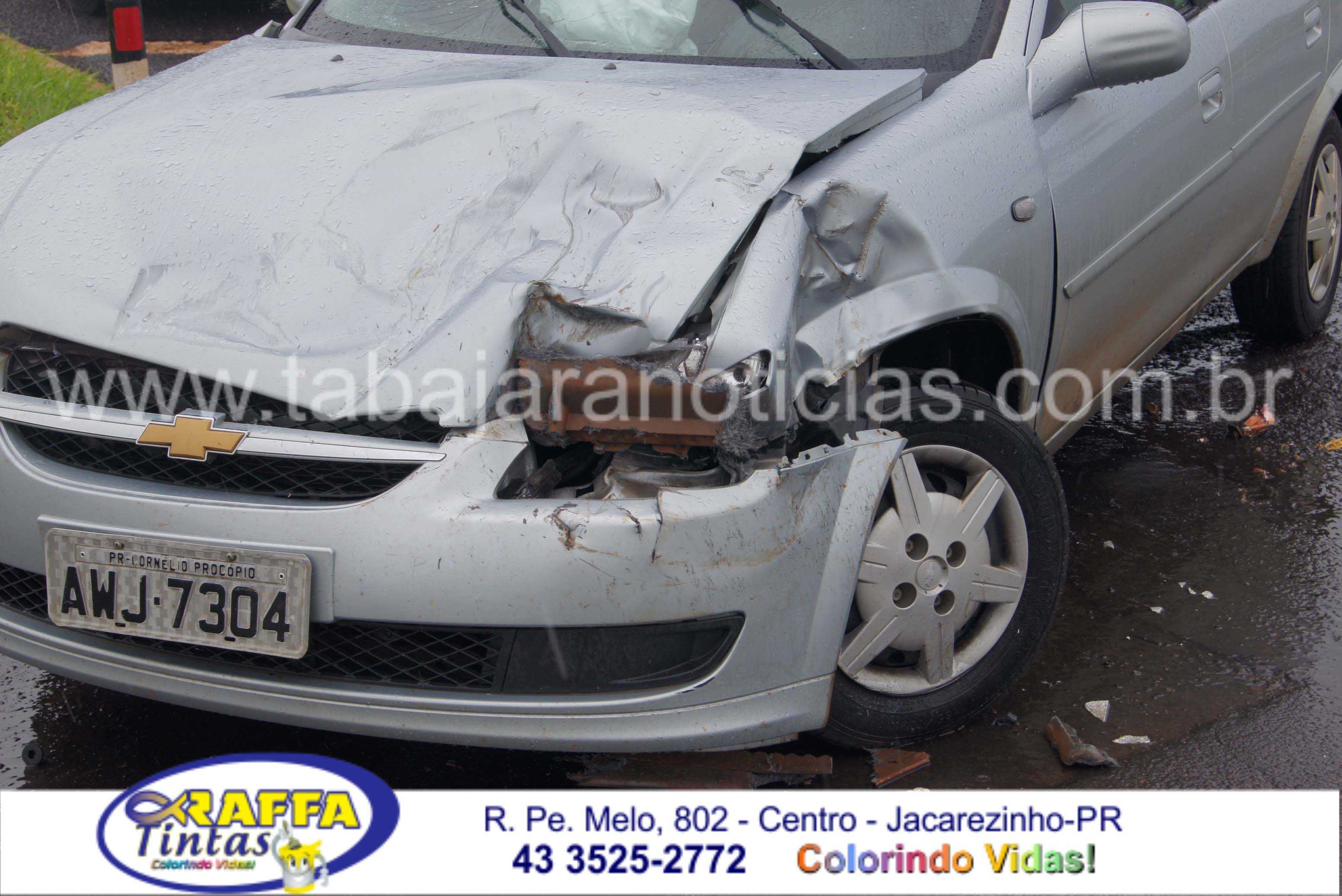 ACIDENTE ENTRE CARRO E CARRETA NO TREVO DA BR 369 EM CAMBARA