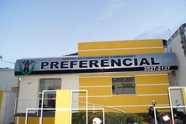 AUTO ESCOLA PREFERENCIAL DESEJA AOS SEUS AMIGOS E CLIENTES UM FELIZ NATAL