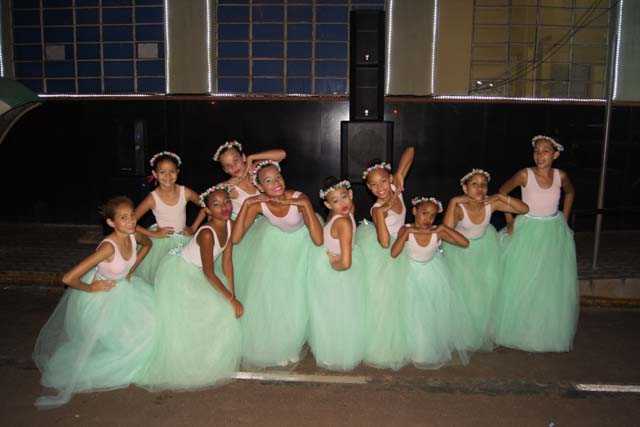 CRIANÇAS FAZEM APRESENTAÇÃO DE BALLET NA PRAÇA RUI BARBOSA