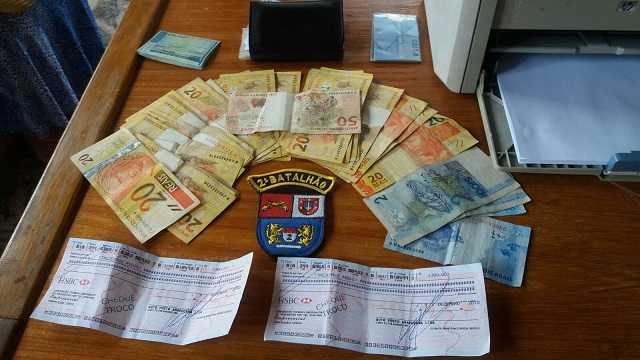 HOMEM ROUBA CARTEIRA COM DINHEIRO E CHEQUES E É PRESO EM FLAGRANTE