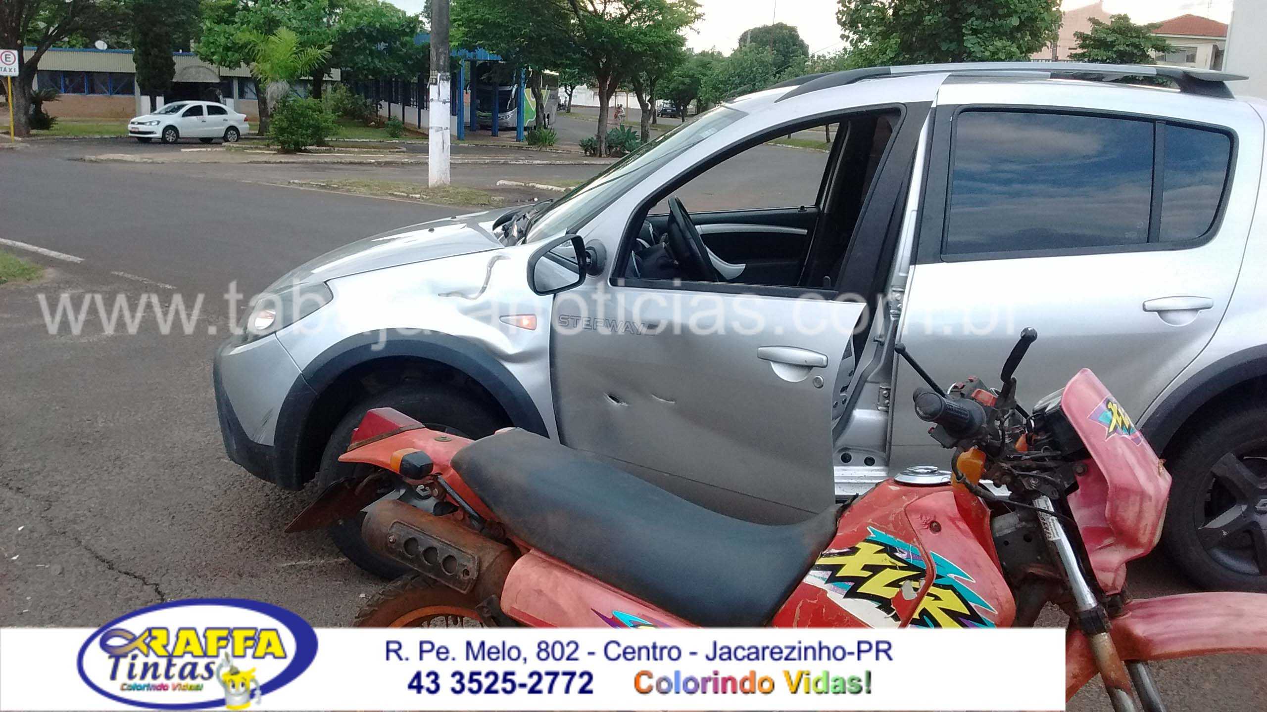 MOTOCICLISTA SAI ILESO DE DE ACIDENTE COM CARRO NA AVENIDA BRASIL EM JACAREZINHO