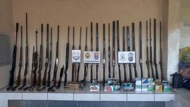 POLICIAIS APREENDEM MAIS DE 30 ARMAS DE FOGO EM WENCESLAU BRAZ
