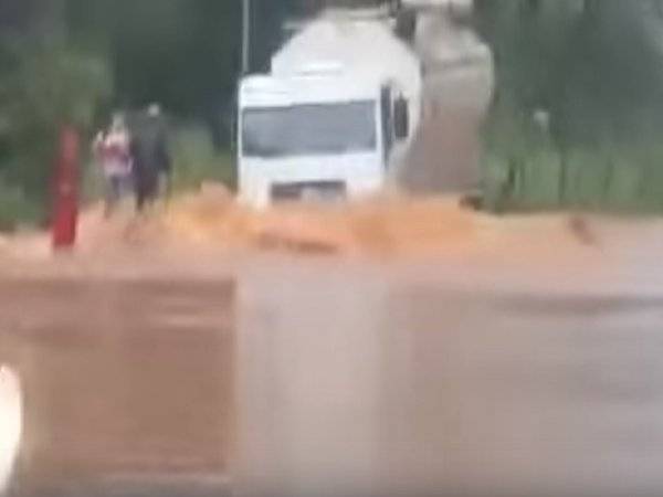 TRAGÉDIA EM ROLÂNDIA CINEGRAFISTAS FILMAM EXATO MOMENTO EM QUE ÔNIBUS É LEVADO PELA CORRENTEZA E CAMINHÃO TOMBA SOBRE PESSOAS